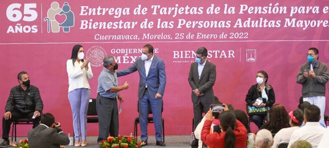 Entrega gobernador tarjetas de Pensión para el Bienestar de las Personas Adultas Mayores