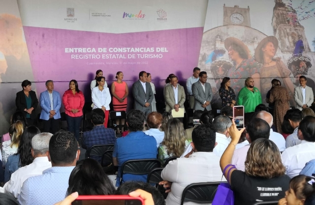 Preside gobernador ceremonia de entrega de constancias del Registro Estatal de Turismo