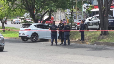  El vehículo terminó sobre el camellón.