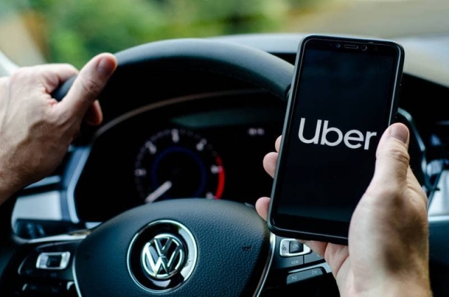 ¿Uber dará seguro social a repartidores y choferes?