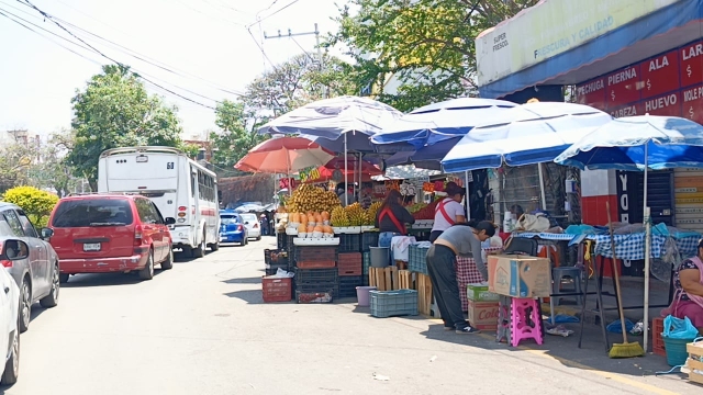 Riesgo a integridad f&iacute;sica de peatones en &aacute;rea de Los Caballitos, ante obstrucci&oacute;n de banqueta y calle