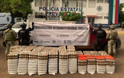 Aseguran camioneta robada con más de mil kilos de cristal en Culiacán