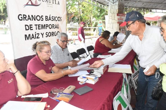 Los campesinos recibieron los vales que podrán cambiar por semilla mejorada.