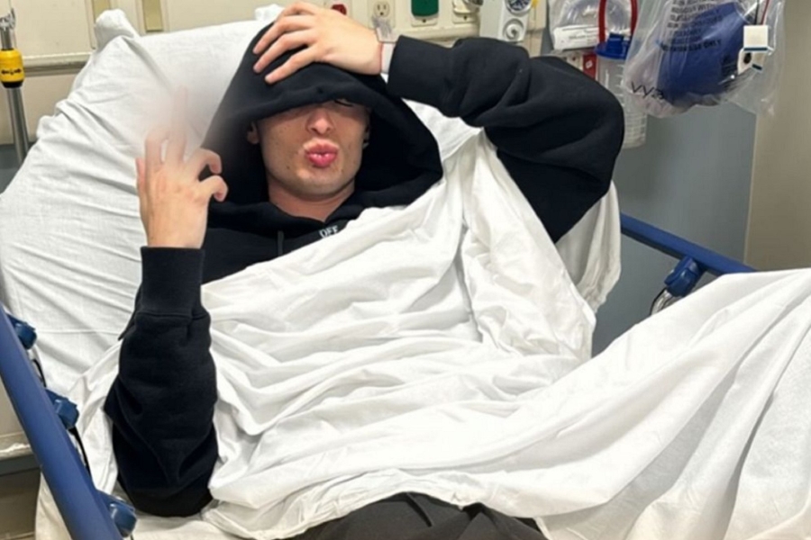 Peso pluma sufre fractura durante concierto: ¿Cuál es su estado de salud?