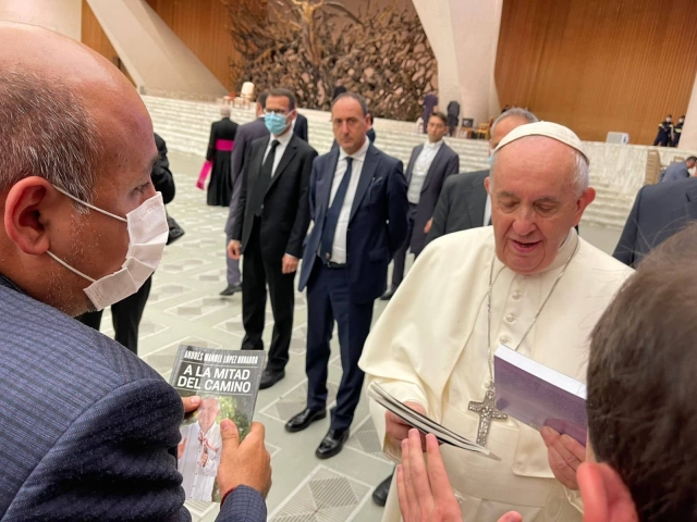 Regalan nuevo libro de AMLO al Papa Francisco.