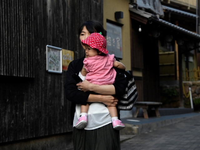 Japón lanza plan de ayuda para fomentar la natalidad