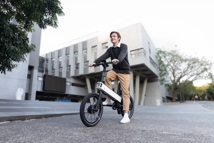 Esta bicicleta tiene inteligencia artificial, bluetooth y llantas sin aire