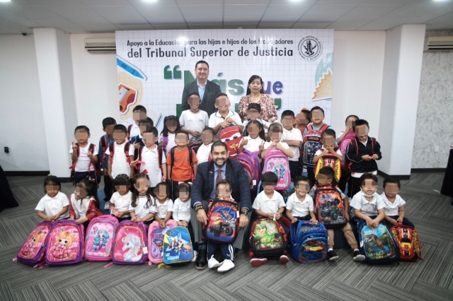 Entrega presidente del TSJ apoyos escolares a madres y padres trabajadores del Poder Judicial