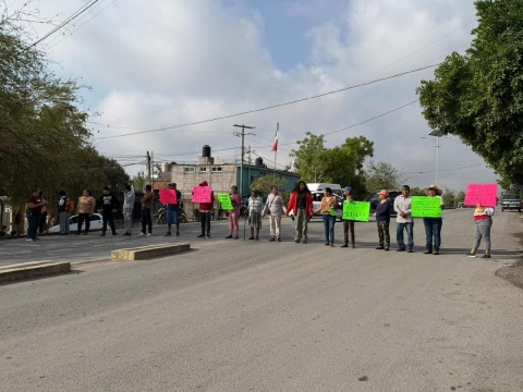 Padres de familia presionaron para sacar a un maestro que es acusado de maltratar a los estudiantes. Al final, lo concedieron.