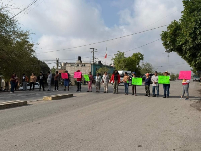 Padres de familia presionaron para sacar a un maestro que es acusado de maltratar a los estudiantes. Al final, lo concedieron.