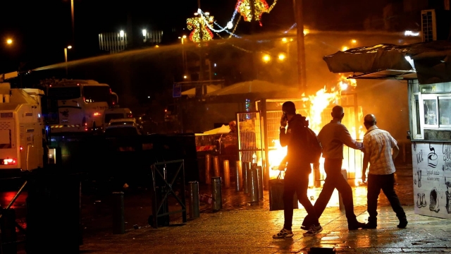 Suman 26 palestinos y dos israelíes muertos por enfrentamientos en Jerusalén.