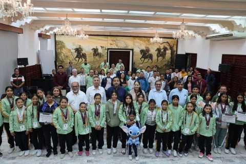 Reconocen a medallistas morelenses