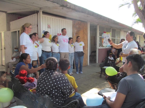 La pareja de médicos estuvo ayer en Tlaquiltenango para valorar a los menores y saber cuántos podrán contar con una cirugía.