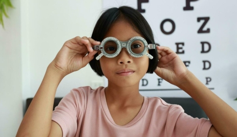 Señales que indican cuándo un niño necesita usar lentes para ver mejor