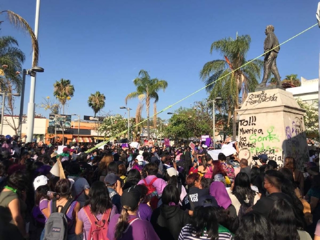 Decenas de jóvenes manifestaron su repudio a la violencia en contra de las mujeres.