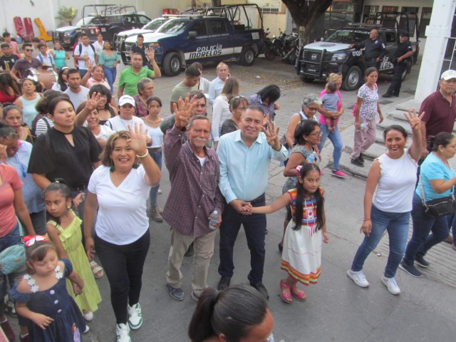   Los integrantes de la planilla para el Ayuntamiento realizaron un recorrido por las calles para dar a conocer su intención de participar en las elecciones.
