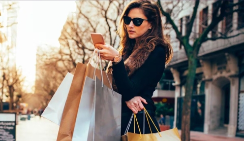 Menos ropa, más estilo: la nueva forma de vestir con sentido y elegancia