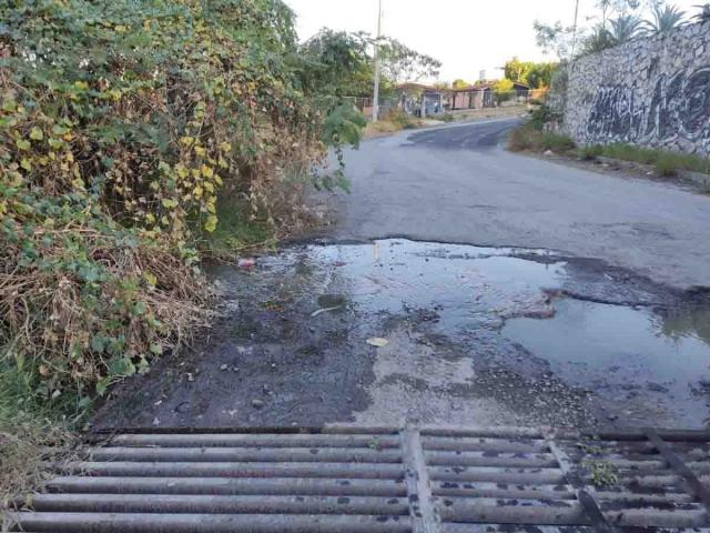 Las aguas negras escurren libremente de los drenajes colapsados y no hay presupuesto para repararlos, comentó el ayudante.