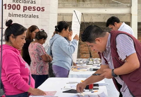   El gobierno federal entreg&oacute; 160 becas a igual n&uacute;mero de ni&ntilde;os de nivel b&aacute;sico.