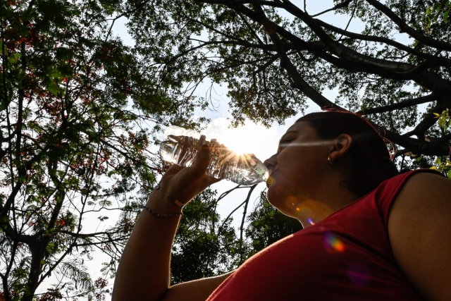 Consumir suficiente agua simple es de vital importancia para una buena hidratación: SSM