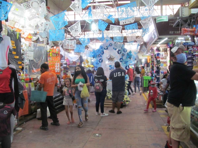 Solamente con una misa y adornos, los locatarios recordarán el aniversario 51 del centro comercial Benito Juárez, cuya fiesta era un atractivo para población. 