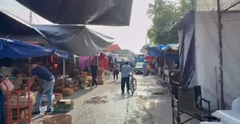 Ayer fue el primer día del tianguis de Día de Muertos en la calle Altamirano y aledañas, con lo que abrió ya la temporada.