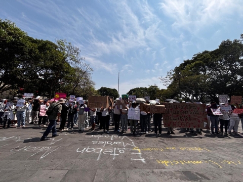 Arriban contingentes de estudiantes de la UAEM a plaza de armas de Cuernavaca