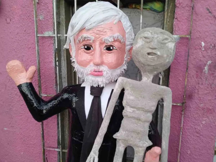 Invasión festiva: Crean piñata de Jaime Maussan