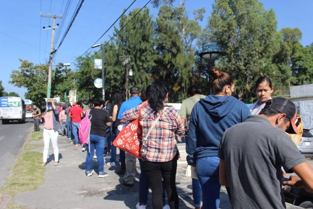 Mientras, las jornadas normales de vacunación avanzan con gran demanda. En la imagen, la cola para inmunizarse en la unidad deportiva Fidel Velázquez. 