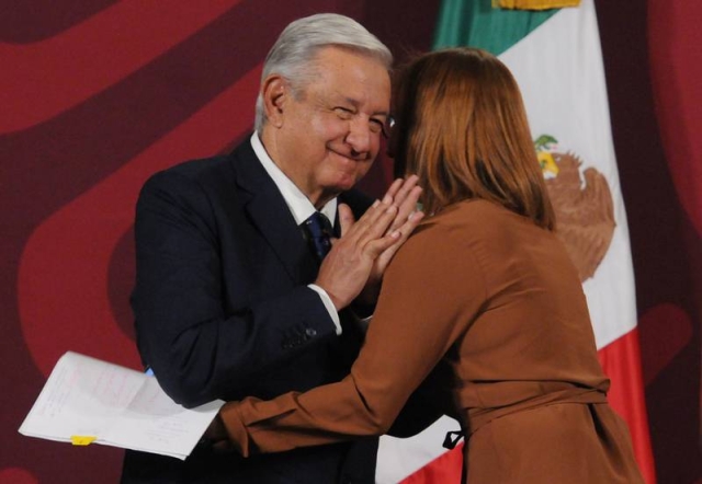 Así fue el tenso momento en que AMLO no correspondió el abrazo de Tatiana Clouthier