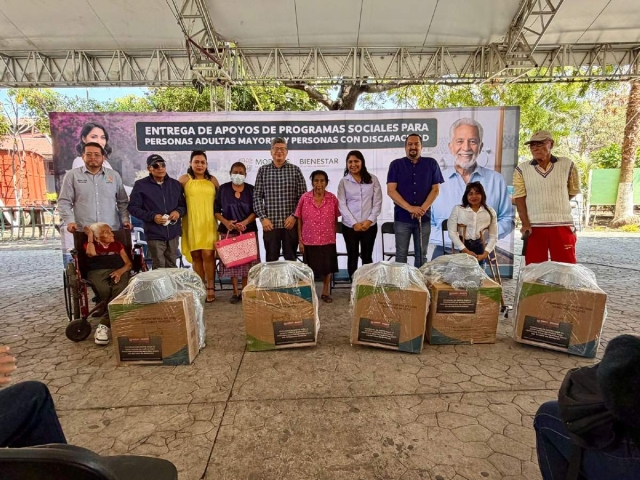 Entregan en Cuautla apoyos a adultos mayores y personas con discapacidad
