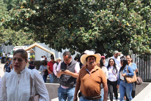 Vecinos del municipio en conflicto a su llegada a la sede del Poder Legislativo.
