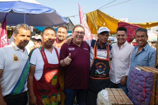 Visita Víctor Mercado el ALM; intercambió ideas con comerciantes para mejora del centro comercial