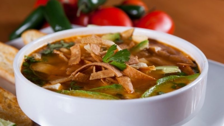 Disfruta de una rica y tradicional sopa de tortilla, te decimos cómo prepararla