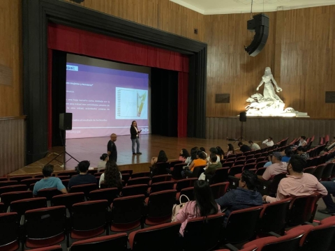 El teatro “Narciso Mendoza” fue sede de la conferencia.