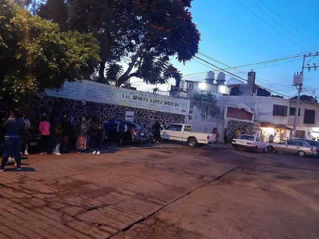 Los inconformes se colocaron en el acceso del plantel desde muy temprano.