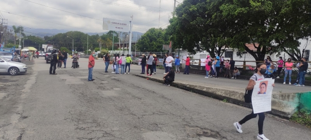 Protestan con bloqueo al norte de Cuernavaca; exigen la localización de un joven