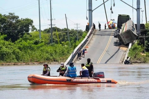Tres fallecidos por colapso de puente colgante en Ecuador