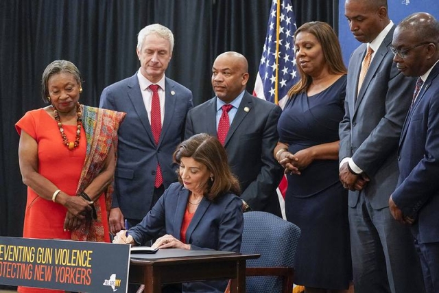 Nueva York eleva a 21 años edad para comprar armas