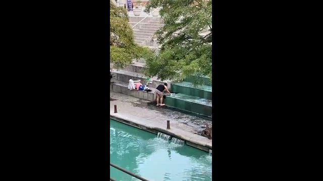 ¡Que agusticidad!: Mujer es grabada lavando ropa en el Paseo de Santa Lucía