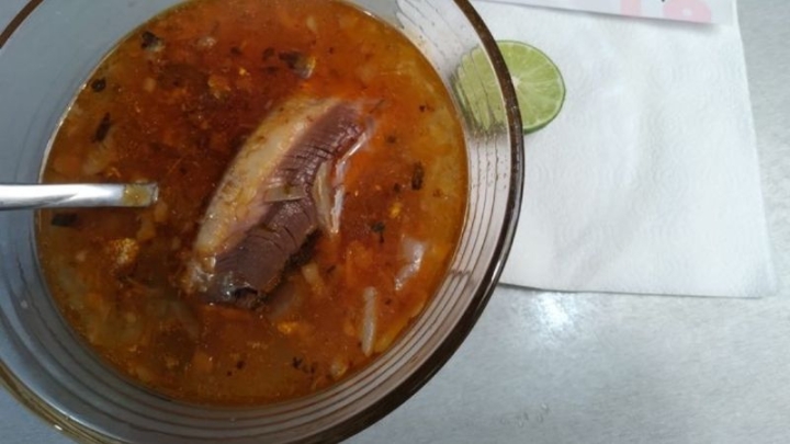 Aprende a hacer un rico caldo de sardina con esta receta económica; te decimos cómo