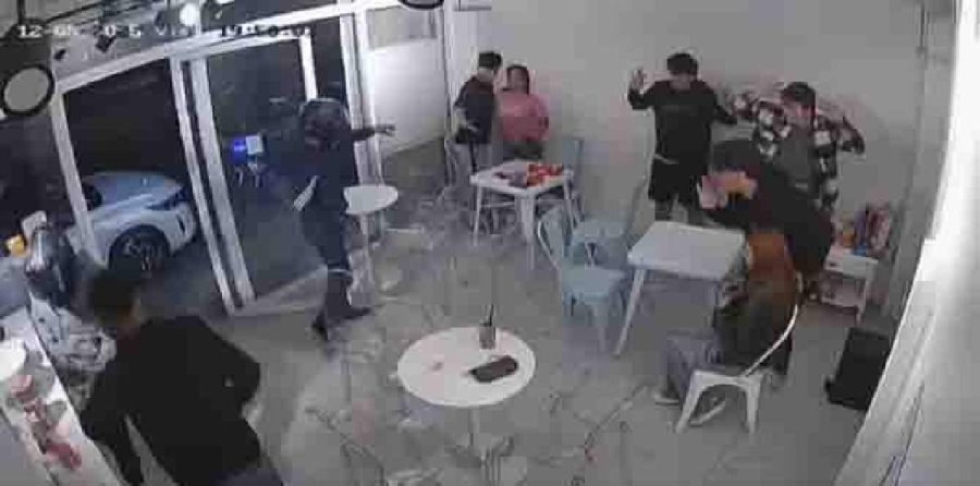  En redes sociales se difundió el momento del atraco; algunas publicaciones aseguran que uno de los asaltantes ya fue identificado.
