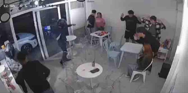  En redes sociales se difundió el momento del atraco; algunas publicaciones aseguran que uno de los asaltantes ya fue identificado.