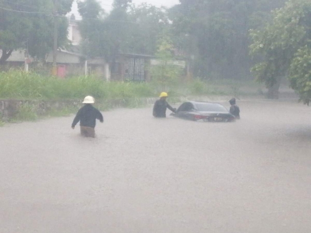 La intensa lluvia, sumado al taponamiento de coladeras, causó inundaciones en Jojutla, que fueron atendidas por personal de PC.