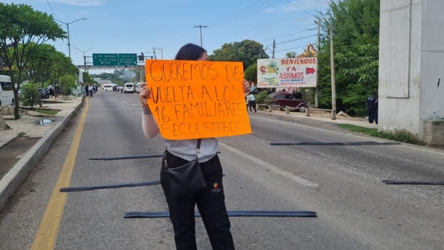 Familiares de los 16 trabajadores secuestrados en Chiapas bloquean tramo Tuxtla-San Cristóbal
