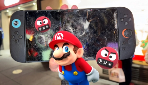 ¡La rompió frente a todos! Youtuber destruye su Switch 2 recién comprada