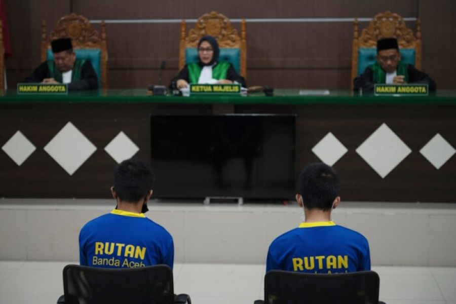 Imponen 165 varazos a dos indonesios por mantener relaciones homosexuales