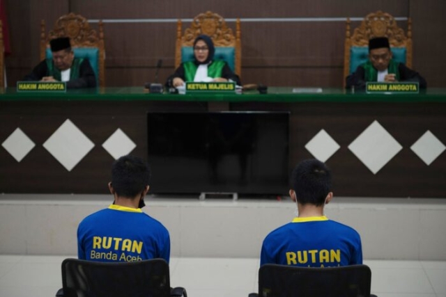 Imponen 165 varazos a dos indonesios por mantener relaciones homosexuales