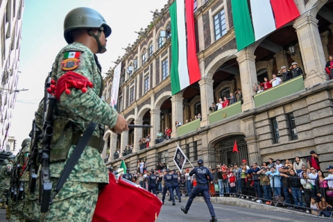 Encabeza gobernadora Margarita González Saravia desfile cívico-militar por el 215 aniversario de la Independencia de México