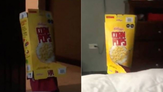 Niño se queda atorado en una caja de cereal.